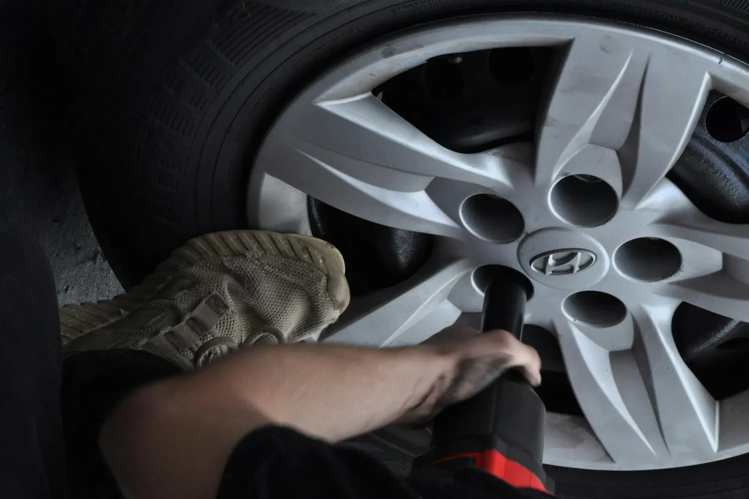 Wheel change with a pneumatic impact wrench